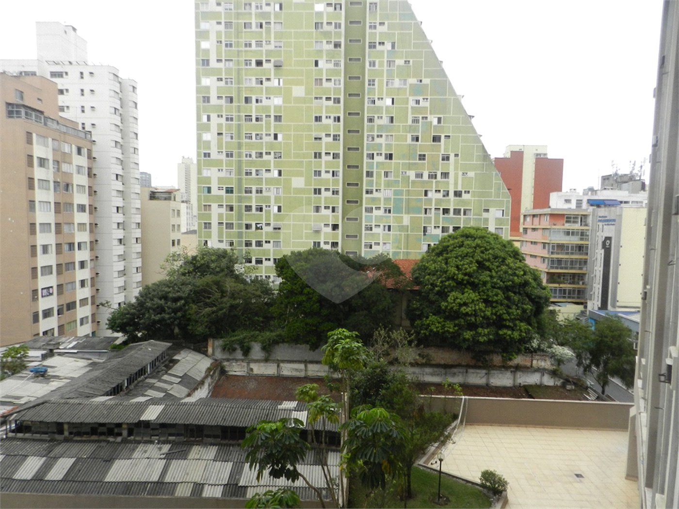 Apartamento mobiliado na Bela Vista de 36m² com 1 vaga de garagem.