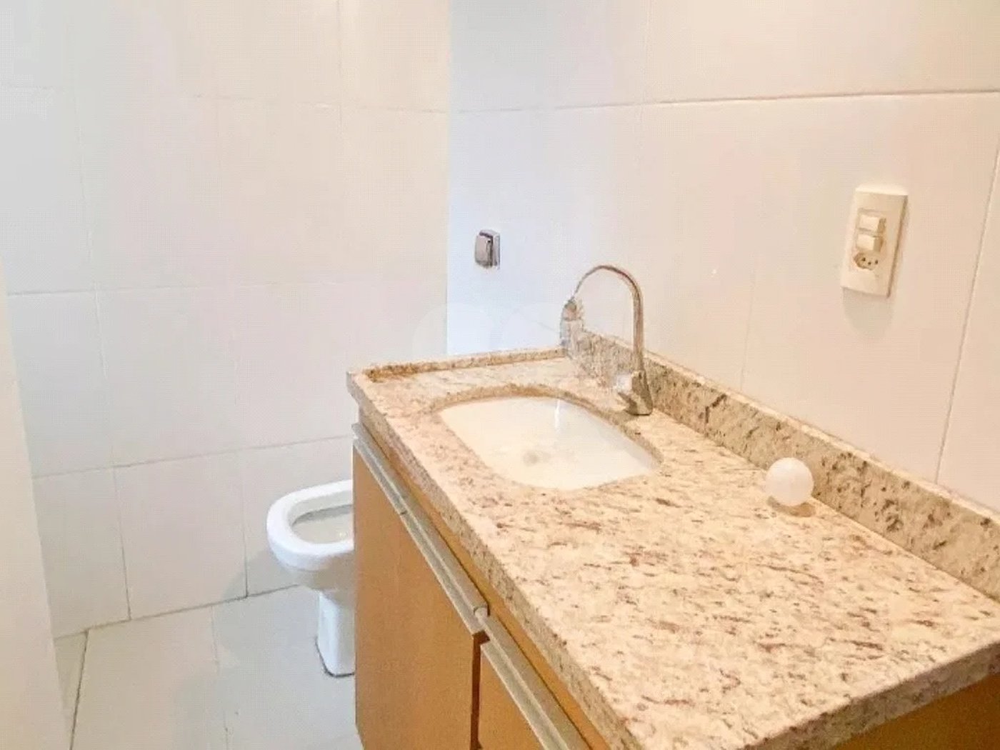 Sobrado com 400m² , 3 dormitórios , sendo 2 suítes , 3 vagas , à venda no centro de Santo André.