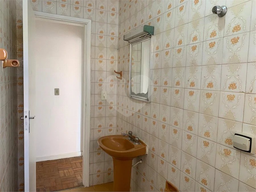 Casa espaçosa com 3 quartos, suíte, quintal e 2 vagas na Vila Santa Catarina