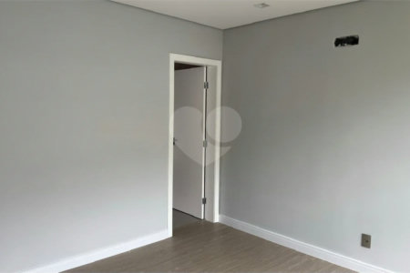 Sobrado de alto padrão no Swiss Park, totalmente reformado, com 4 suítes, piscina, elevador, espaço gourmet, 4 vagas e condomínio com lazer completo.