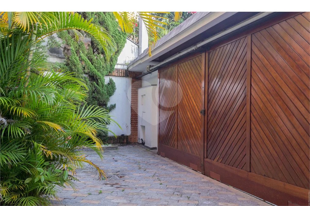 Casa à venda com 6 dormitórios, 3 suítes, piscina, área gourmet, hidromassagem, lareira, varanda e 6 vagas de garagem. Conforto e lazer para toda a família!
