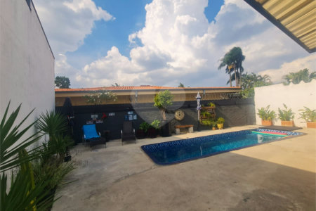 Casa térrea com 3 quartos à venda em Interlagos - SP