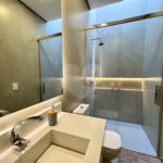 Indaiatuba - Sp - Condominio Maria Candida - R$ 2.250.000,00 - 3 suítes, sendo 1 master com closet e banheiro com duas cubas e dois chuveiros - Escritório - Piscina em Alvenaria aquecida e Hidro com Iluminação - Ar Condicionado instalado em todos os quartos, escritorio, sala e area gourmet