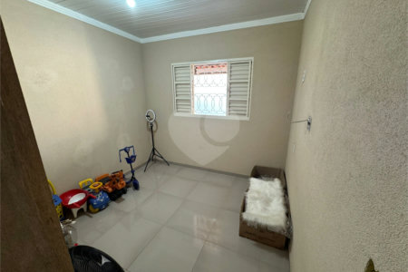 Sobrado á venda com Edícula, no Jardim Embaré, em São Carlos-SP.