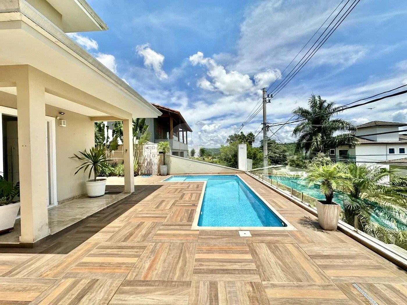 Casa em condomínio Impecável, 4 dorms / 2 suítes, varanda gourmet, piscina, 3 lareiras