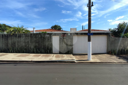 Casa à Venda de 3 dormitórios em São Carlos, no bairro Parque Santa Marta