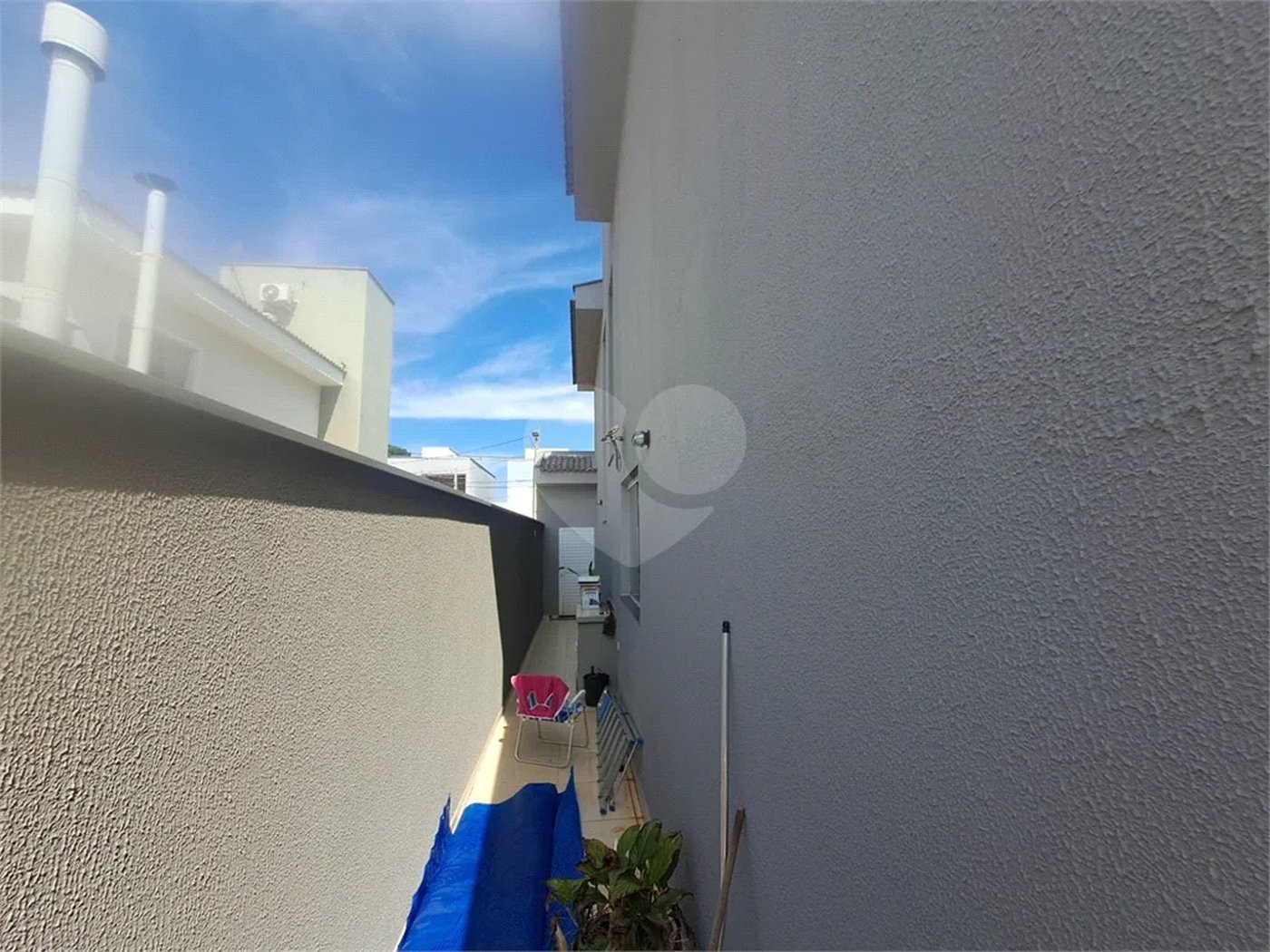 Linda Casa 3 dormitórios com piscina - R$ 950.000,00
