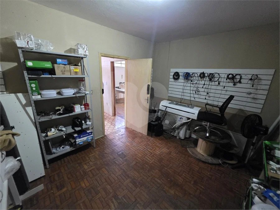 Casa térrea à venda com amplo quintal e grande potencial na Vila Nery