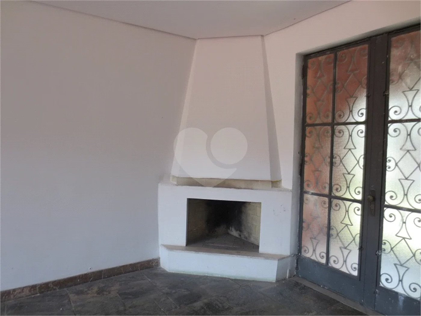 Casa no Pacaembu com ótima distribuição e amplo quintal em terreno em declive