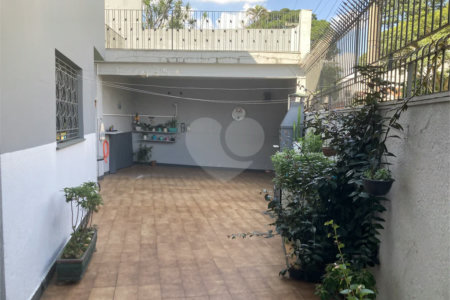 Casa com 4 dormitórios na Saúde.
