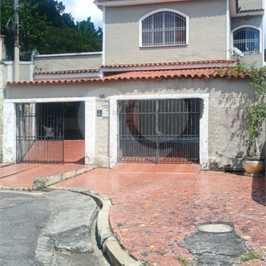 VENDO 2 CASAS AMPLAS EM SANTÍSSIMO.
