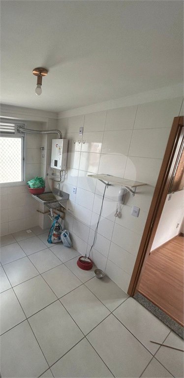 Apartamento de 44m² com vaga na garagem.