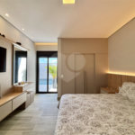 Indaiatuba - Sp - Condominio Maria Candida - R$ 2.250.000,00 - 3 suítes, sendo 1 master com closet e banheiro com duas cubas e dois chuveiros - Escritório - Piscina em Alvenaria aquecida e Hidro com Iluminação - Ar Condicionado instalado em todos os quartos, escritorio, sala e area gourmet