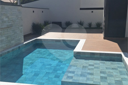 Casa a venda com 04 suítes área gourmet e 6 vagas para autos em condominio fechado Atibaia
