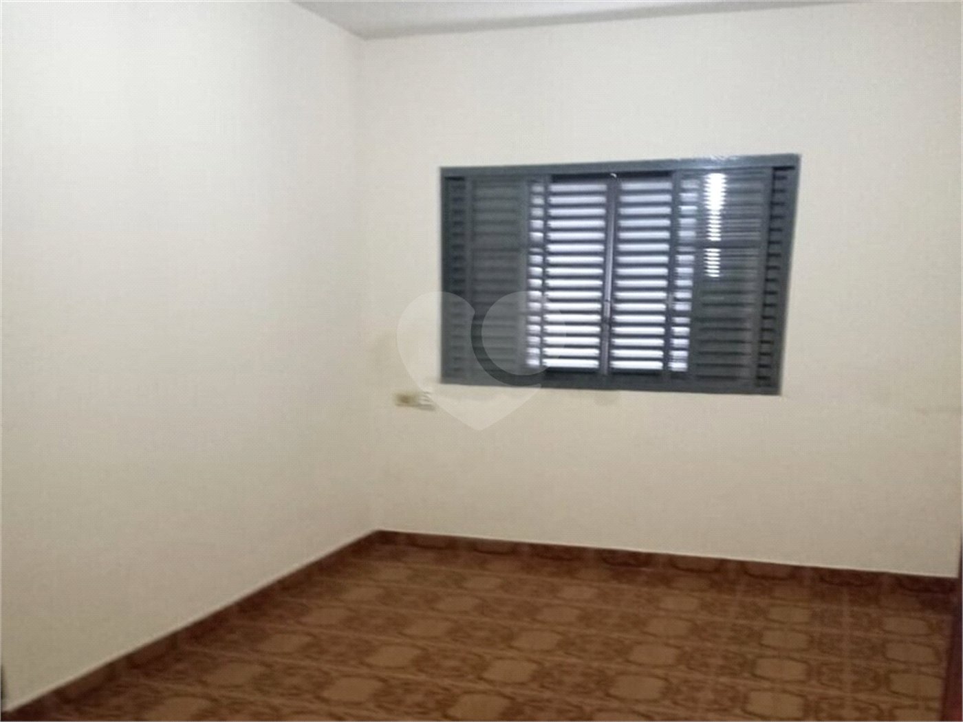 Casa térrea e espaçosa no centro da cidade por apenas R$370.000,00!!! Vamos agendar uma visita?
