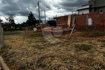 LOTE DE ESQUINA NO CONDOMINIO RESIDENCIAL DAMHA IV