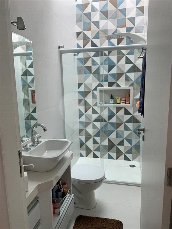 Sobrado com 3 quartos e garagem para 5 veículos.