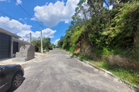 Oportunidade exclusiva em Cotia. Terreno amplo com 725 metros quadrados