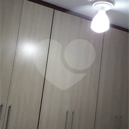 Casa térrea com 3 dormitórios, sendo 1 suíte.