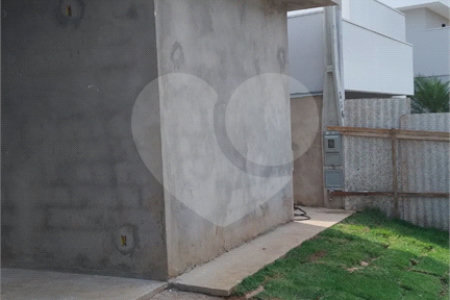 Casa térrea em fase de construção para venda no condomínio Quebec