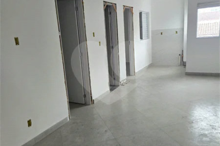 Apartamento com 48m², distribuídos em 2 dormitórios, sala, cozinha e 1 banheiro.