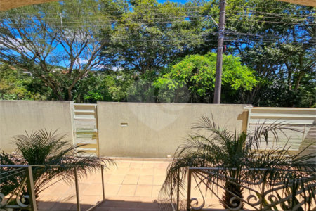 Casa térrea em Atibaia com 3 dormitórios (2 suítes), piscina, espaço gourmet, condomínio fechado