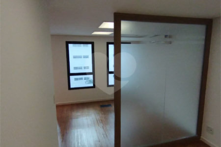 Sala comercial na Oscar Freire à venda Sala coml à venda na Oscar Freire OPORTUNIDADE Sala coml esquina. Rebouças