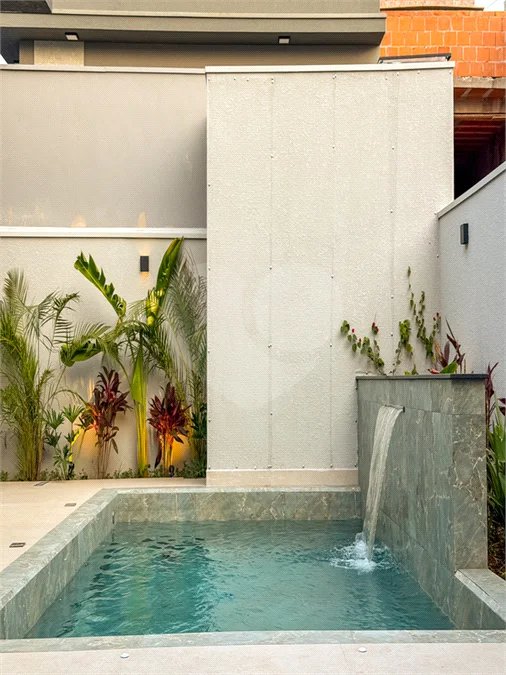 Indaiatuba - Condominio Sapezal - R$ 2.400.000,00 - Área Total 360,00 m² - Área Construída 213,32 m² - TÉRREA - 03 suítes sendo a master com closet; - Escritório; Lavabo; Cozinha com cooktop e planejados; Gourmet com churrasqueira; Ambientes preparados para ar condicionado; Piscina com cascata,