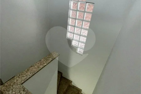Sobrado com 4 dormitórios, 2 suítes, closet, varandas, escritório, jardim de inverno, espaço gourmet com churrasqueira e fogão a lenha e 3 vagas.
