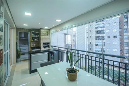 Espaço, conforto e uma localização privilegiada fazem deste apartamento mobiliado no Baeta Neves, em São Bernardo do Campo, uma excelente opção para seu novo lar. Com 118 m², três dormitórios e quatro banheiros, o imóvel oferece ambientes amplos para acomodar a família e receber amigos com comodidad