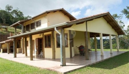 Sítio à venda com 10 quartos, sendo 4 suítes,  no Centro, Natividade da Serra, SP