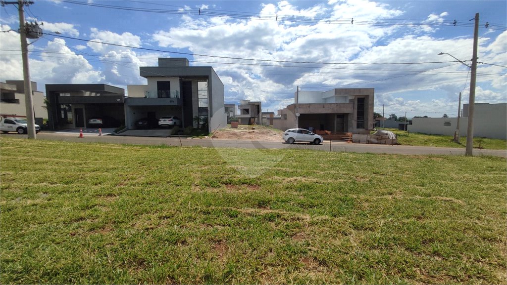 Lote à Venda em São Carlos, no Condomínio Villeneuve I