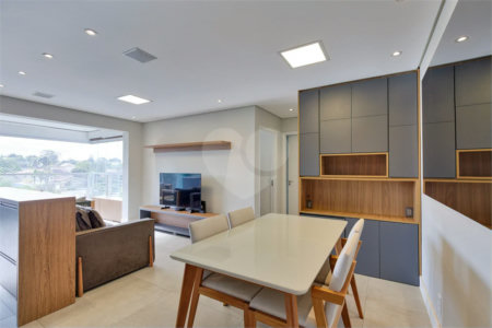 Apartamento com 68m² sala 02 ambientes, 02 dormitórios, sendo 01 suíte banheiro social e vaga no subsolo.! Venha conhecer!