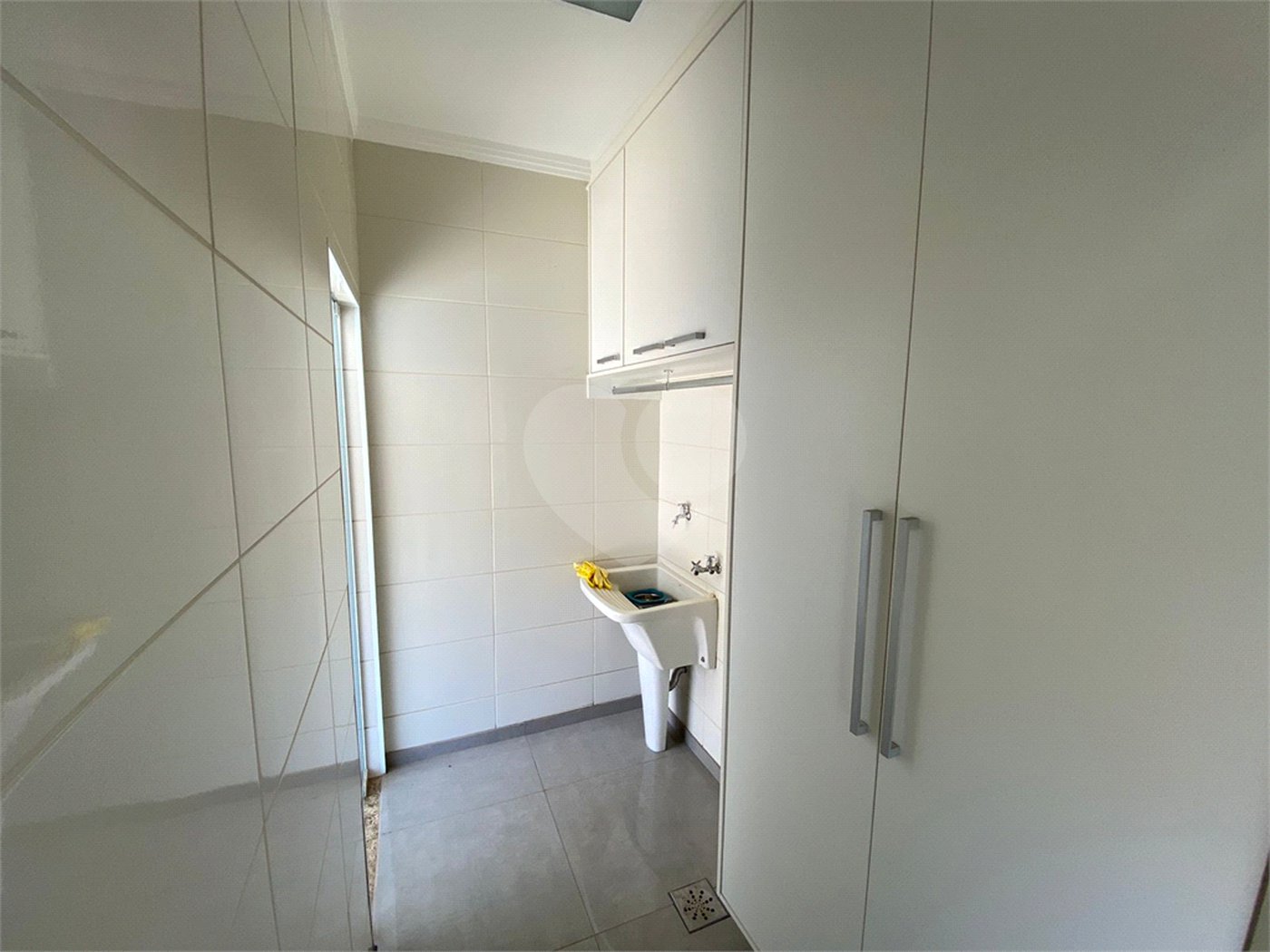 Casa térrea com piscina para venda no Condomínio Quebec.