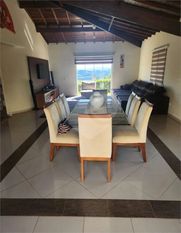 CASA EM CONDOMÍNIO FECHADO COM 220M² Área Construída e 1500m² de Area Total com 4 Suítes. Cond Village de Atibaia - Atibaia -Sp
