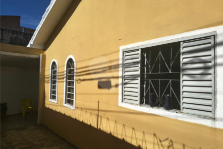 Linda Casa com Comercio ao lado independente.