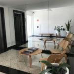 Apartamento de 03 dormitórios sendo 1 suíte e 02 vagas de garagem.