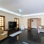 Casa com 3 dormitórios sendo 3 suítes com 03 vagas de garagem.