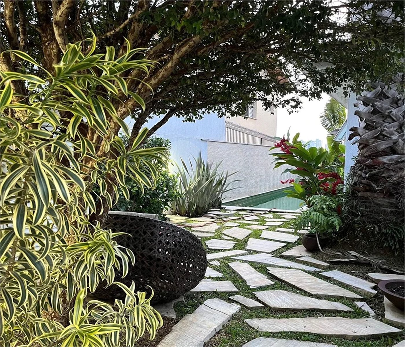 SOBRADO MOBILIADO DE 199,0 M² COM 02 SUITES, 04 VAGAS E PISCINA PARA VENDA NO JARDIM VIRGINIA BIANCA