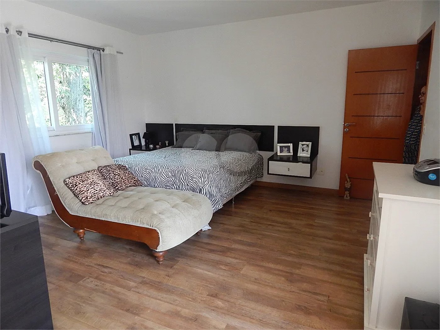 Casa em condomínio fechado no Jardim Floresta, 3 suítes, área gourmet, piscina, 4 vagas.