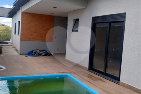 Casa em Atibaia com 3 dormitórios (1 suíte), sala 2 ambientes, piscina, 2 vagas de garagem, aceita financiamento