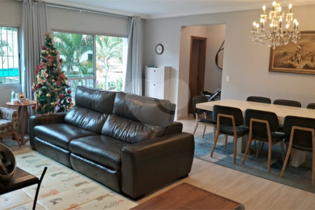 Apartamento a venda na Aclimação com 4 dormitórios e 2 vagas.