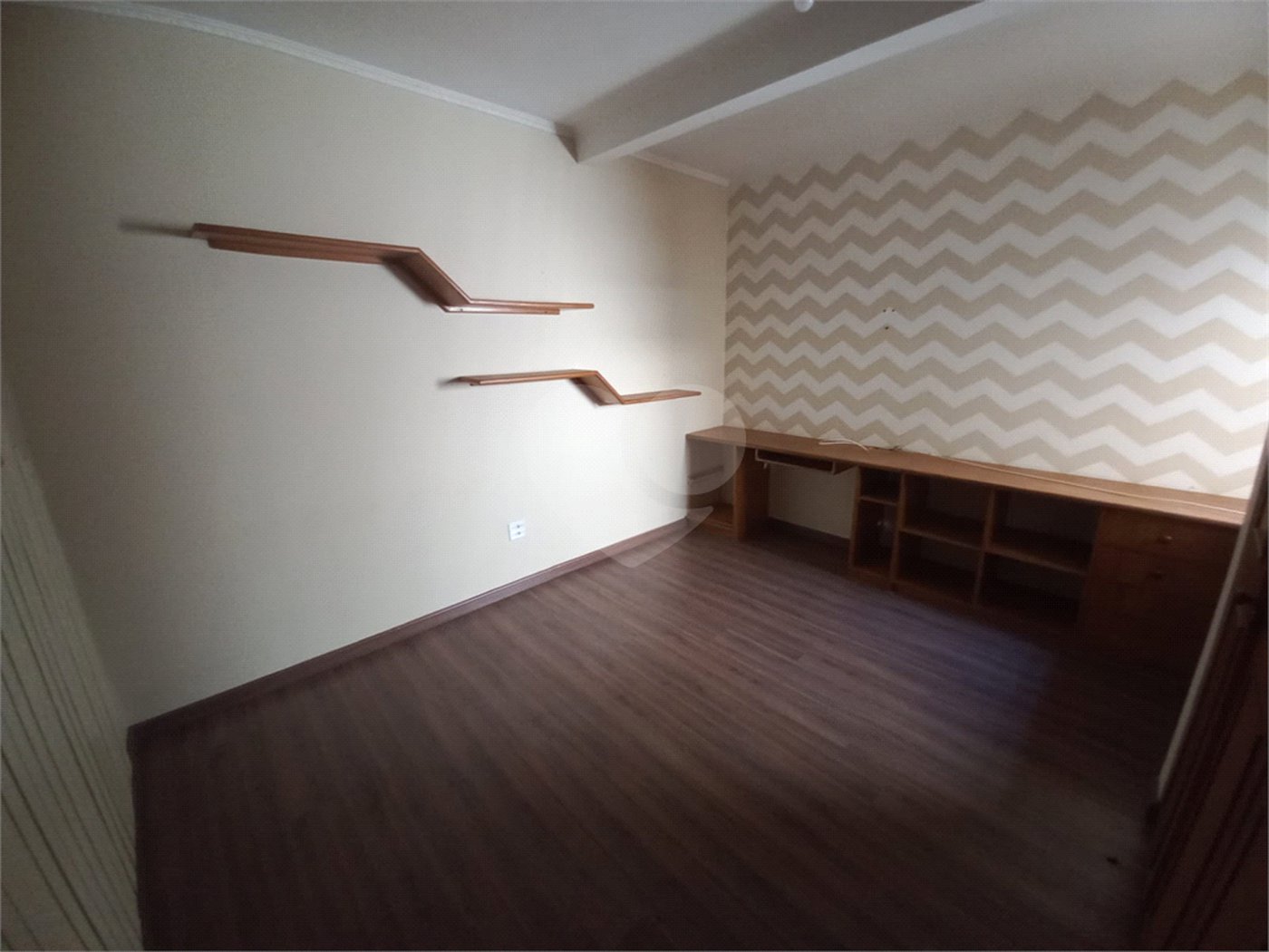 Casa térrea com 3 dormitórios, sendo 1 suíte.