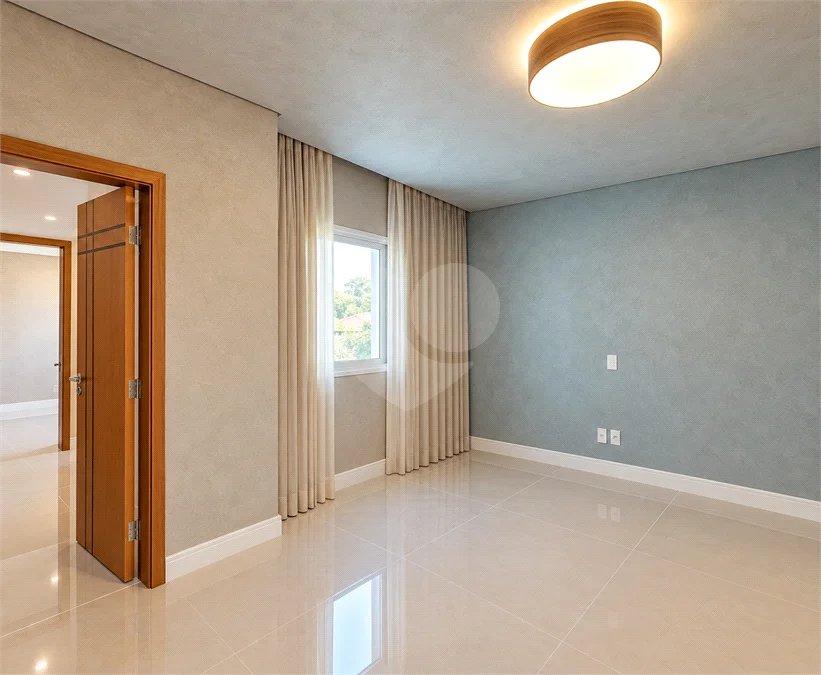 Sobrado geminado com 185 m², 3 suítes, closet, 4 vagas, área gourmet, sótão, energia solar, aquecimento de água e sistema completo de segurança.