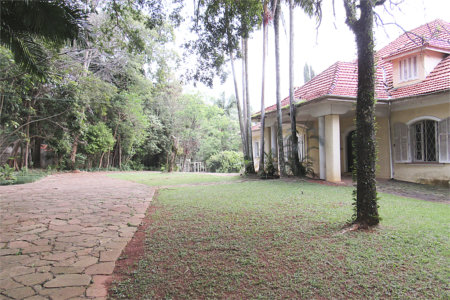 Casa à venda com 4 quartos, sendo 2 suítes,  no condomínio Chácara Flora, São Paulo - SP