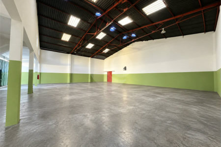 Galpão comercial/industrial com 627 m² no Bairro Planalto, em São Bernardo do Campo, próximo à Via Anchieta, com piso fabril, escritórios e mezanino.