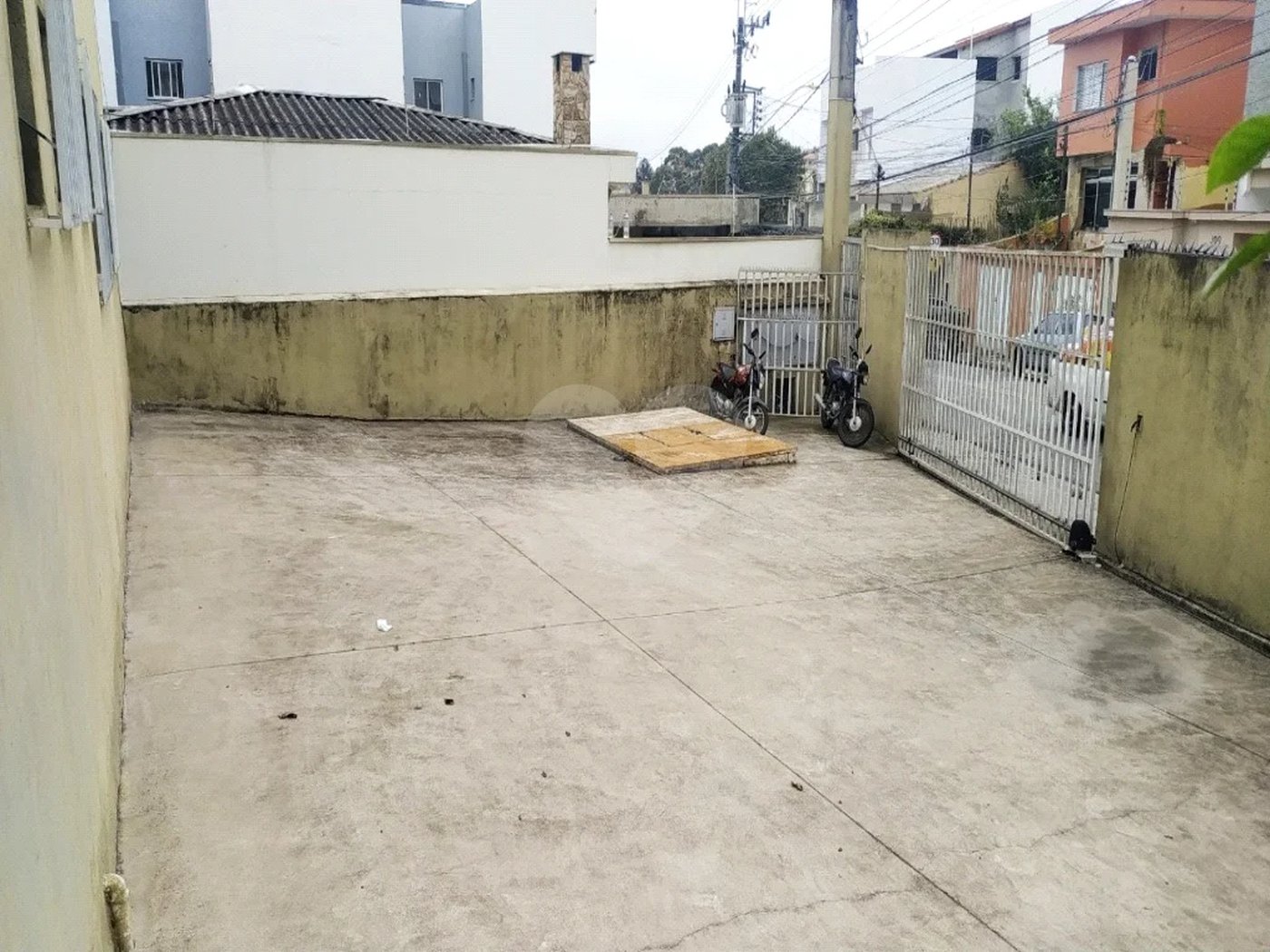 Galpão com 1155m² , 6 banheiros , sendo 2 vestiários , atualmente com 13 vagas , podendo chegar a 17 , à venda na Vila Principe de Gales em Santo André.