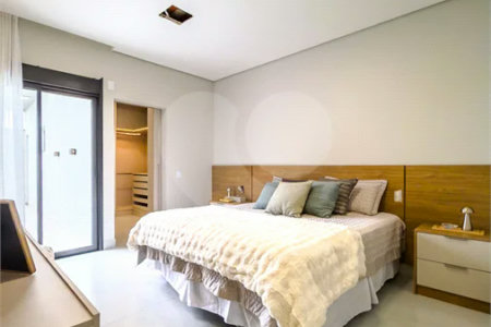 Casa Térrea – Condomínio Maria Cândida - 300 m² de terreno - 212 m² de área construída - 4 vagas de garagem, sendo 2 cobertas - Sala de jantar e estar integradas, com pé-direito duplo e cortina - 3 suítes com ar-condicionado, sendo 1 master com closet – planejado – Roupeiro – Escritório - Cozinha