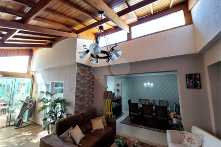 Casa residencial com ponto comercial a venda no Centro