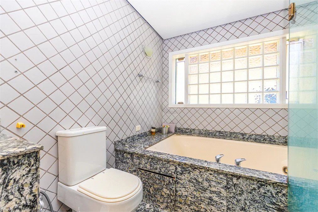Casa à venda com 4 quartos, sendo 3 suítes, em Interlagos, São Paulo, SP